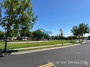 Building Photo - 15979 Crescent Park Cir