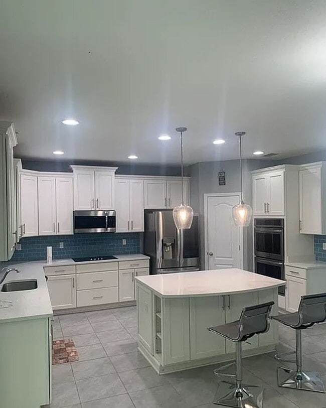 Building Photo - Beautiful 5/4 home with over 4k sqft, fenc...