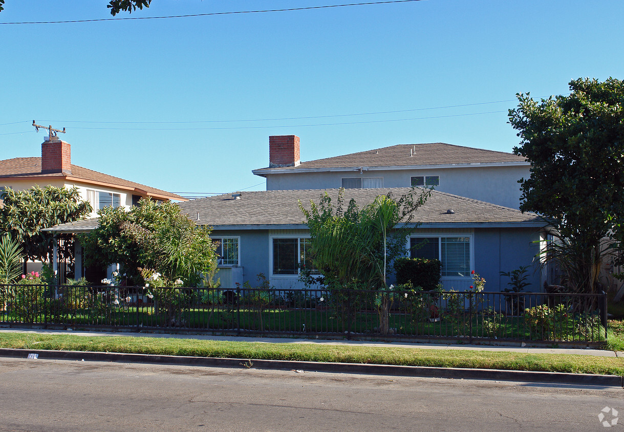 Primary Photo - 400 Canterbury Way