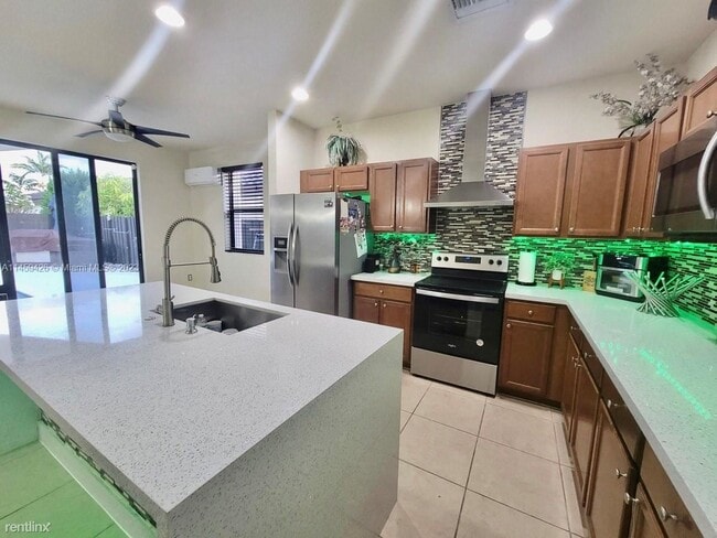 Building Photo - 5 br, 3 bath House - 175 NE 26th Ave