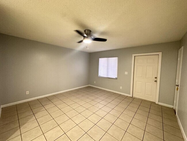 Building Photo - 709 SE 8th Terrace