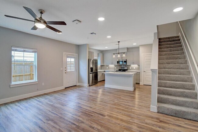 Foto del edificio - 28325 Birnham Woods Dr