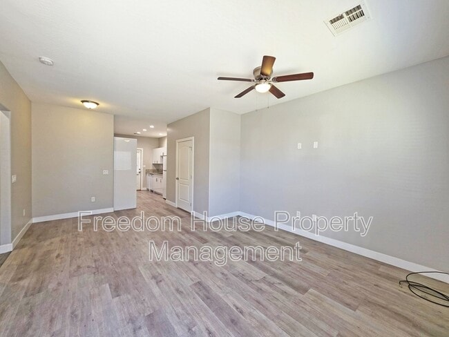 Building Photo - 1121 Sixshooter Ave