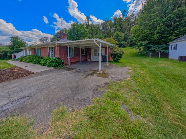 Foto del edificio - 276 Meadow Dr