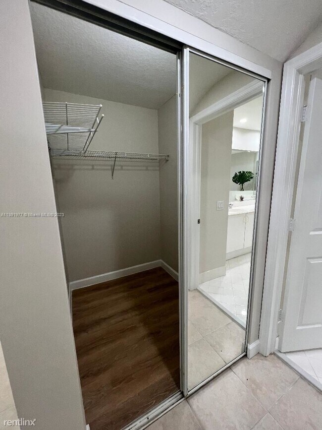 Foto del edificio - 3 br, 2.5 bath Townhome - 11190 NW 73rd Te...