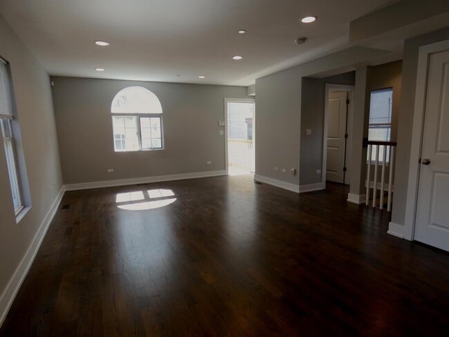 Photo - 1730 W Nelson St (Chicago, IL) Apartment