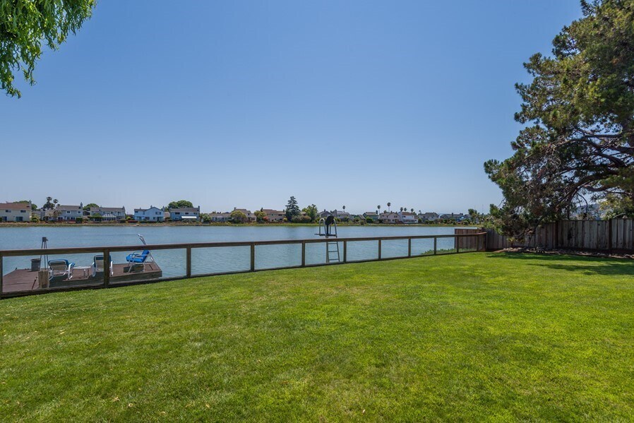 Foto principal - Luxury Waterfront Living with Patio & Fenc...