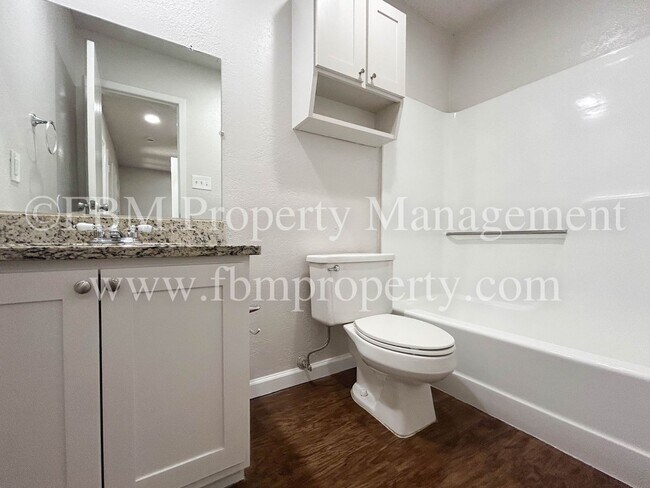 Foto del edificio - 614 Lost Springs Ct
