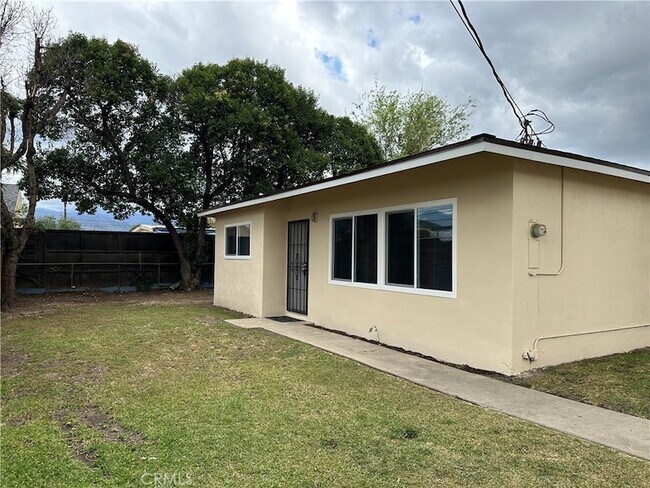 Foto del edificio - 4930 N Vincent Ave