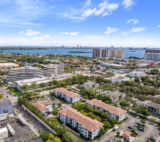 Con el centro de Miami al norte, Hollywood al sur y hermosos sitios costeros a su alcance, Windsor Biscayne Shores es una puerta de entrada a todo lo que hace amada a la Ciudad Mágica. - Windsor Biscayne Shores