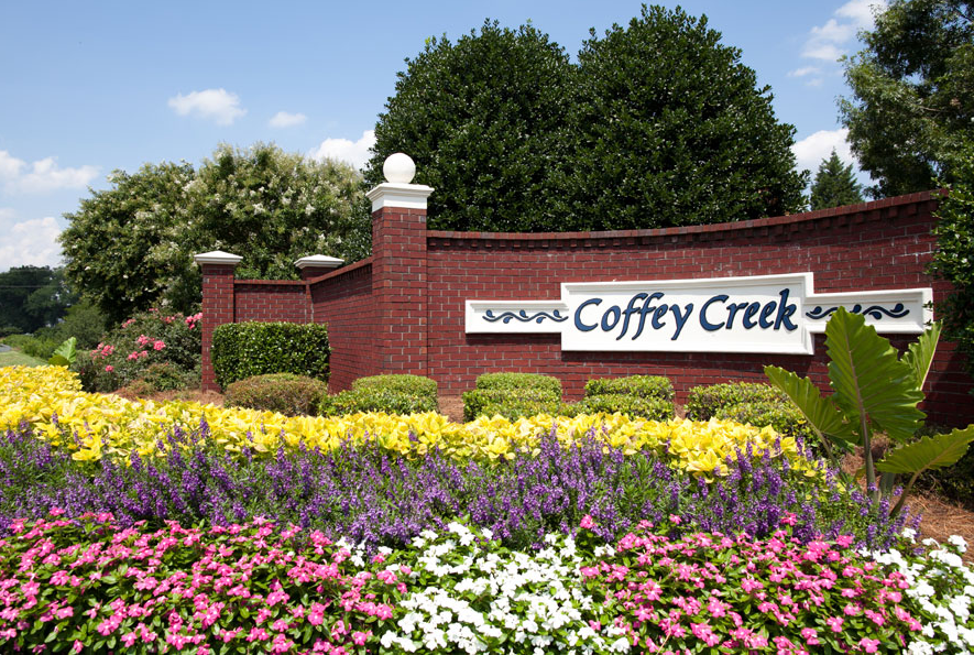 Letrero de la comunidad de apartamentos Coffee Creek - Coffey Creek