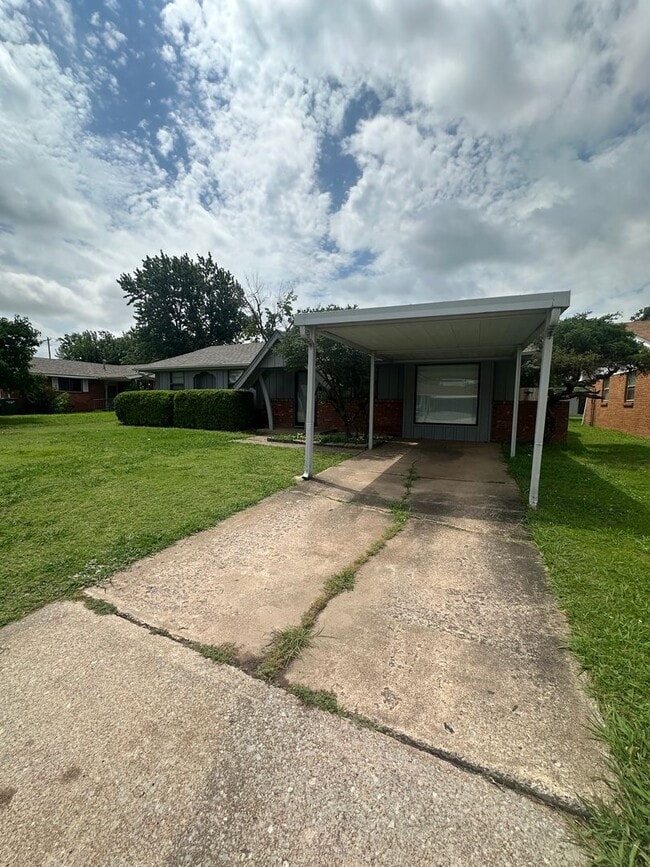 Building Photo - 4844 Woodview Dr