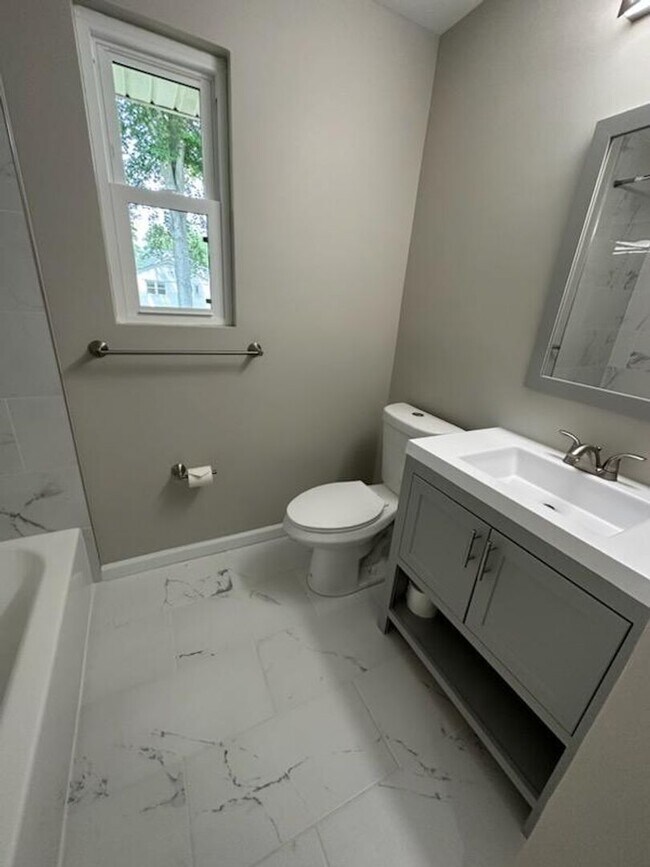 Foto del edificio - Immaculate 3 BD 2 BA Detached Home with Ga...