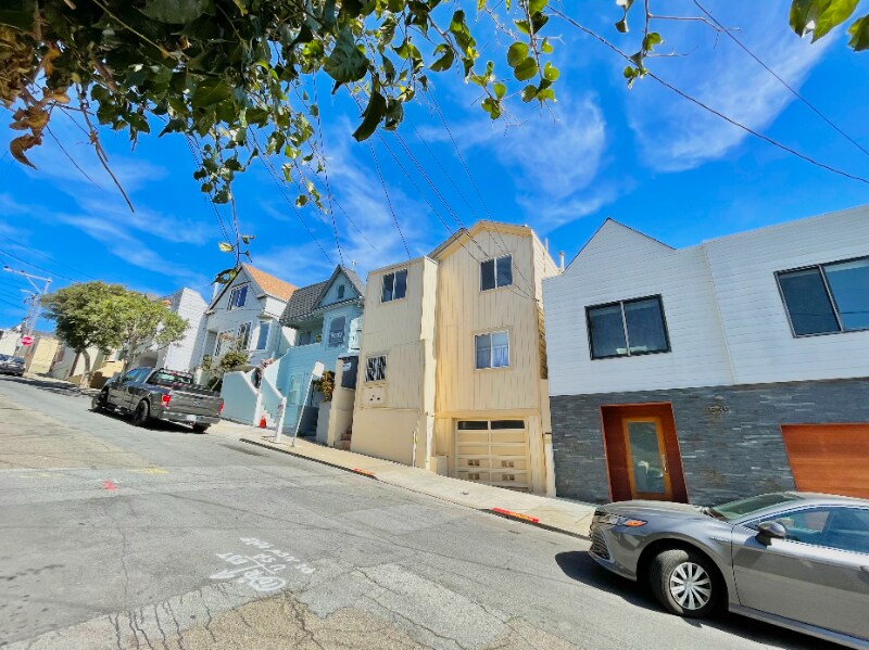 Primary Photo - 521 Gates St