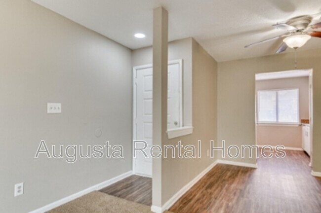 Foto del edificio - 3006C Strickland Court