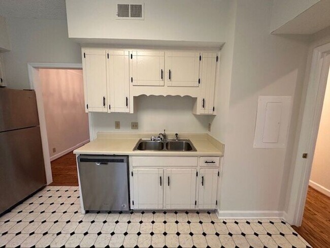 Foto del edificio - Spacious Townhouse in Woodlawn Area