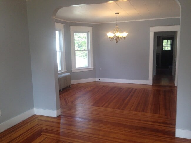 Building Photo - 824 Hampton Ave