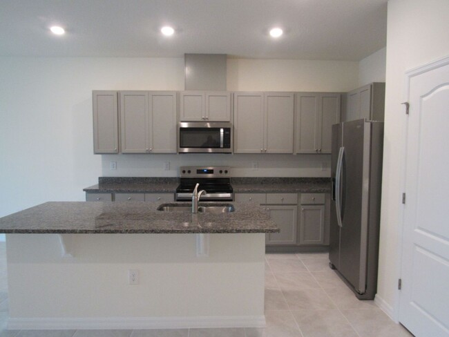 Foto del edificio - BRAND NEW 3 BEDROOM, 2.5 BATH, 1 CAR GARAG...