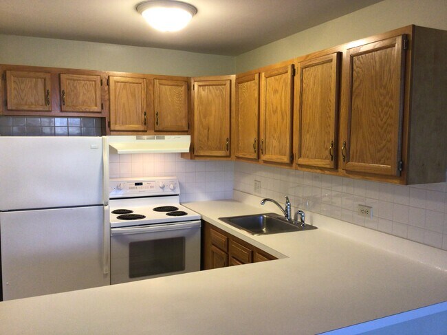 Foto del edificio - 1811 Four Lakes Ave