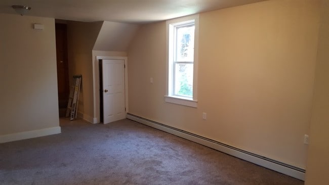 LIVING RM - 55 E Courtney St