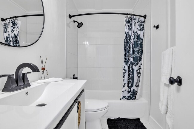 Building Photo - 2932 NW 10th Ave