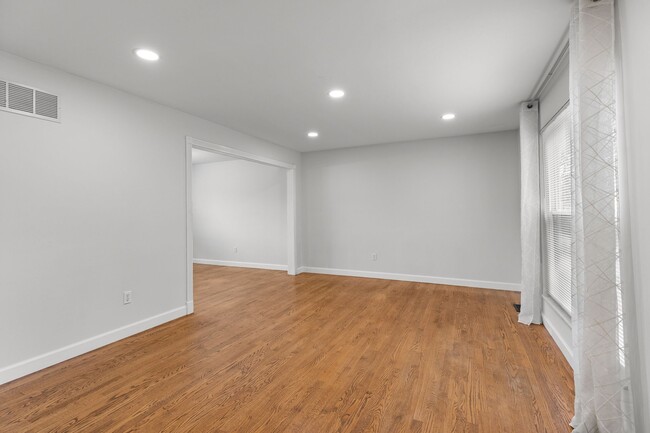 Building Photo - 701 Oak Run Ln