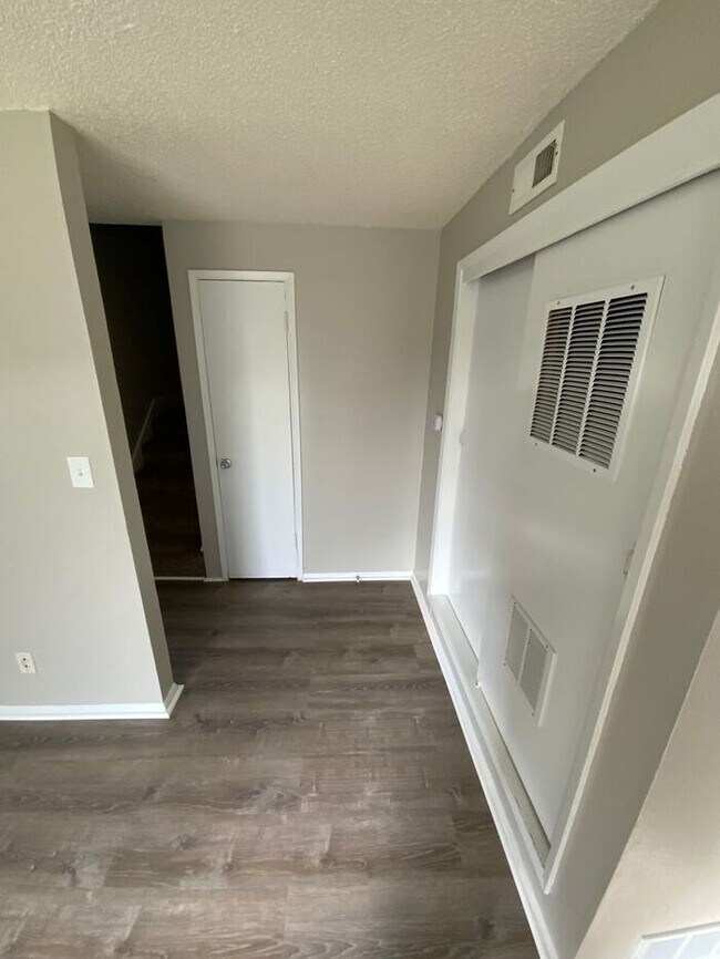 Foto del edificio - Sumner Townhome Duplex w/ 1 car carpot & N...