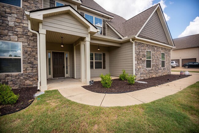 Building Photo - Beautiful home available today!