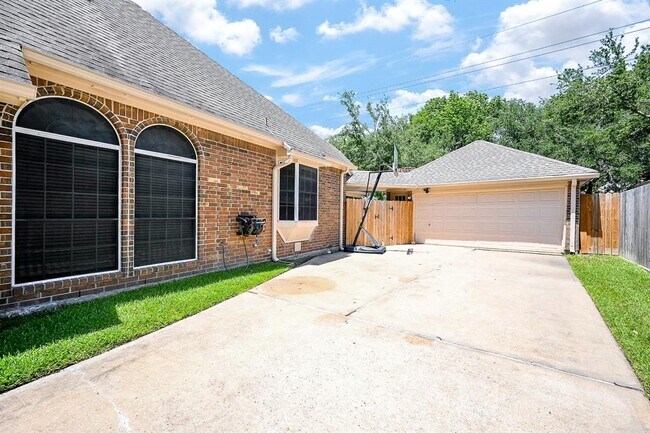 Foto del edificio - 1335 Remington Crest Dr
