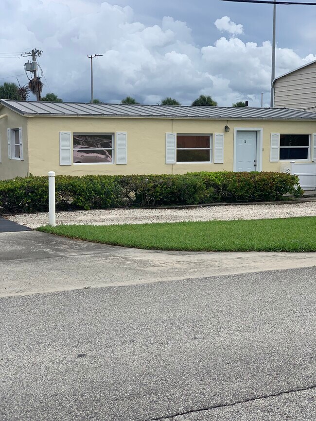 Building Photo - 303 Indian Hills Dr