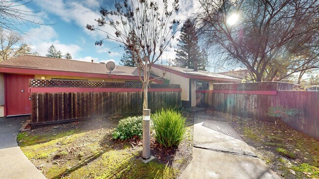 Building Photo - Spacious and Bright 1 Bedroom 1 Bath end unit at Redwood Village!