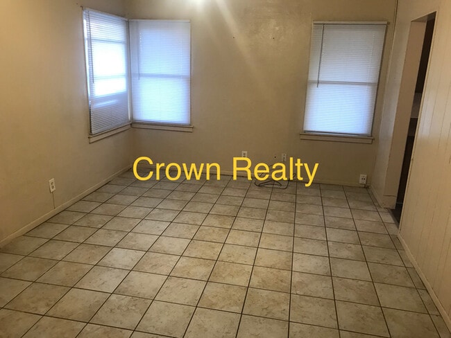 Building Photo - 2/1 home on corner lot, Tulare