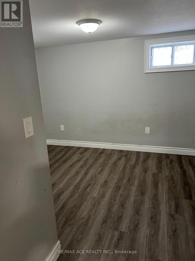 Building Photo - 27 Tansley Ave