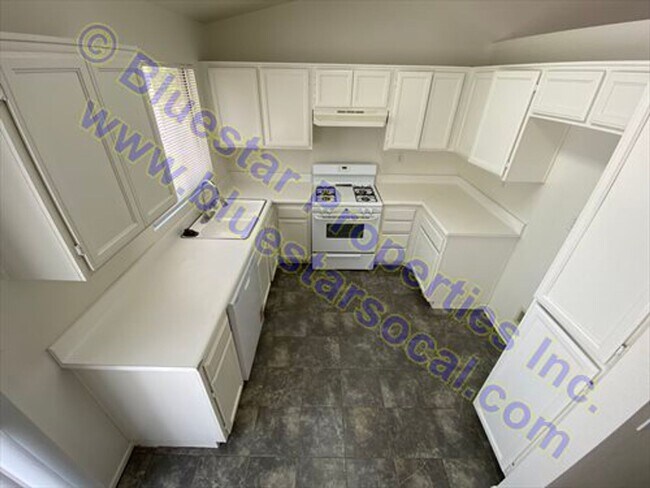 Foto del edificio - Now Renting Single Story Home with 2 Car Attached Garage In Hesperia!!