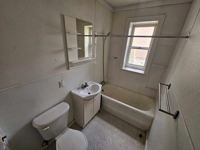 Building Photo - 429 Qu'Appelle Ave