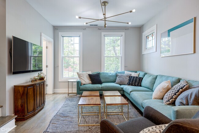 Living room - 2344 N Oakley Ave