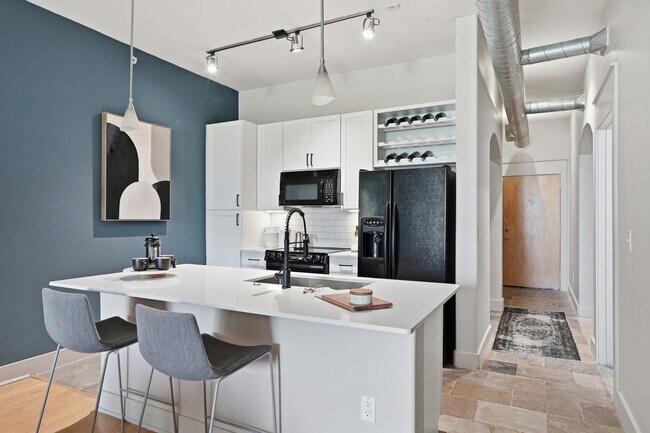 2BD, 2BA - 1252SF - Kitchen - Shoreline on Lake Carolyn