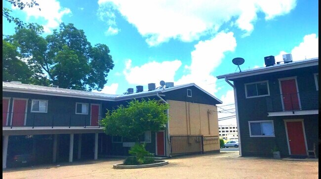 Foto del edificio - 706 Denson Dr