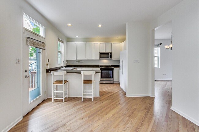 Building Photo - 2853 N Wolcott Ave