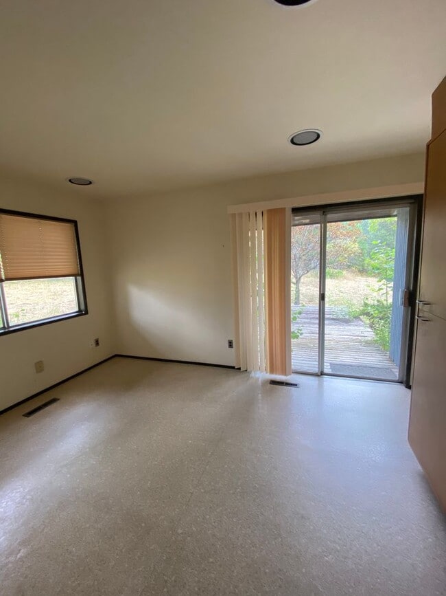 Building Photo - Country Living within one mile to town