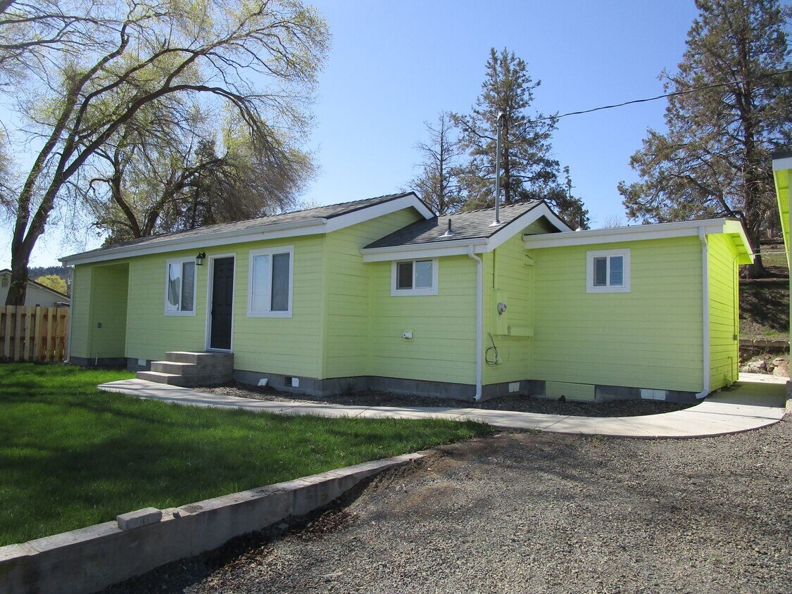 Foto principal - Completely Remodeled 2 Bedroom, 2 Bathroom...