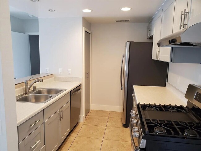 Foto del edificio - 96 Lakeview Cir