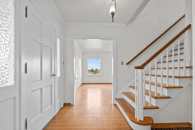 Building Photo - 4Bd/3Ba Seattle House