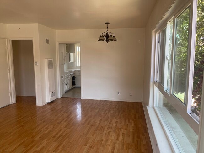 Building Photo - 3107 Livonia Ave