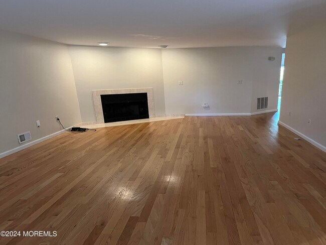 Building Photo - 8 Eastborne Dr