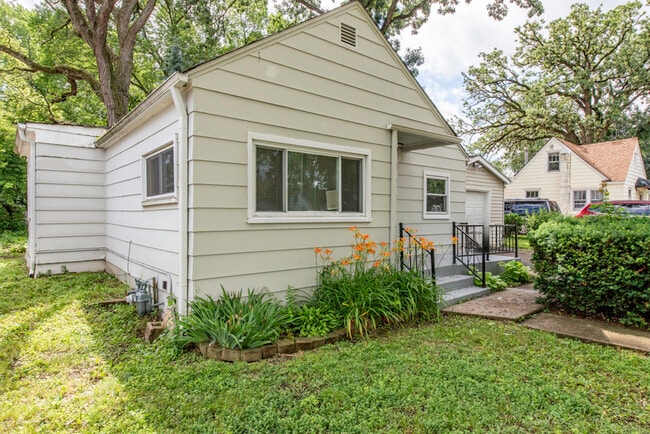 Building Photo - 221 Kenwood Dr