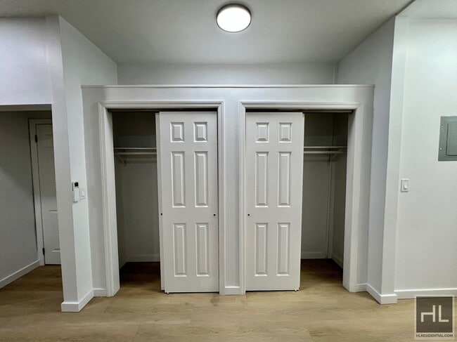 Foto del edificio - Top Floor 2BR 1BA Lofty Space w/ Laundry In Greenwood/South Slope