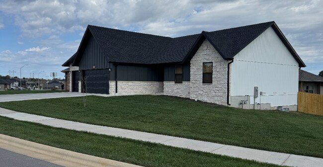 Foto del edificio - 896 S Silverwood Ln