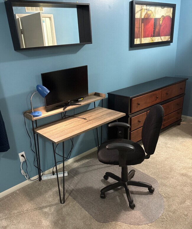 Silla cómoda y monitor. - Quiet Furnished 1BR Near EMU, U-M & Hospitals