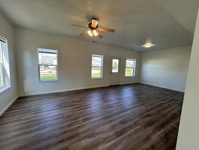 Building Photo - 410 Par Ave